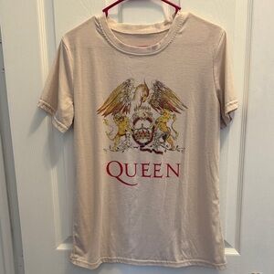 Source Unknown Queen Graphic Tee in Cream with Red and Gold Print